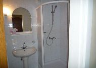 гостиница Hotel Egliu Slenis (Juodkrante): Ванная комната в двухкомнатном номере с прихожей гостиница Hotel Egliu Slenis (Juodkrante): Ванная комната в двухкомнатном номере с прихожей