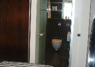 отель Radisson Blu Hotel Olympia: НомерJunior Suite на 13 этаже (большие апартаменты драгоценных камней - вход в туалетную комнату) отель Radisson Blu Hotel Olympia: НомерJunior Suite на 13 этаже (большие апартаменты драгоценных камней - вход в туалетную комнату)
