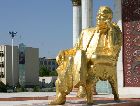 Мары: Памятник Президенту Туркмении в центре Мары Мары: Памятник Президенту Туркмении в центре Мары
