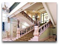 отель Bristol: Лестница в холле