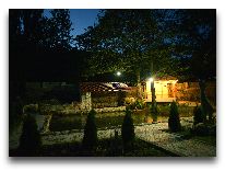отель Chateau Chikovani: Вечером в саду