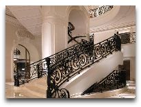 отель Four Seasons: Лестница в холле