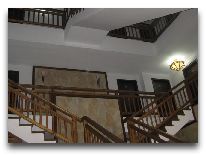 отель Hotel Crystal: Лестница в холле