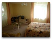 отель Hotel Egliu Slenis (Juodkrante): Спальня в двухкомнатном номере с прихожей