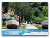 отель Lopota Resort: Бассейн на територии