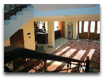 отель Malika Diyora: Лестница между этажами 