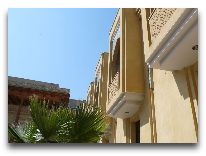 отель Omar Khayam: Фасад отеля внутри дворика