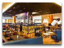отель Radisson Blu Sky Hotel: Sky lobby bar