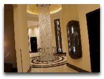 отель Ritz-Carlton Almaty: Люстра в холле 
