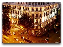 отель Tbilisi Marriott Hotel: Фасад вечером