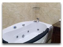 отель The Plaza Hotel Bishkek: Ванная в номере Luxe Suite