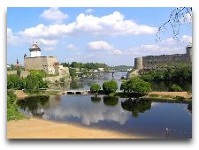  Эстония: общая информация, фото: Вид на крепости по берегам Нарвы