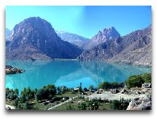 Узбекистан: общая информация, фото: Чарвакское водохранилище в горах Узбекистана