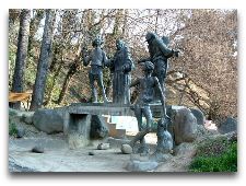  Памятники Тбилиси: Скульптура Я, бабушка, Илико и Илларион