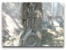  Парк букв: Памятник армянскому алфавиту в селе Ошакан.