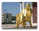  Мары: Памятник Президенту Туркмении в центре Мары